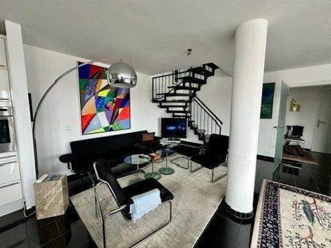 Wohnzimmer mit Design-Treppe