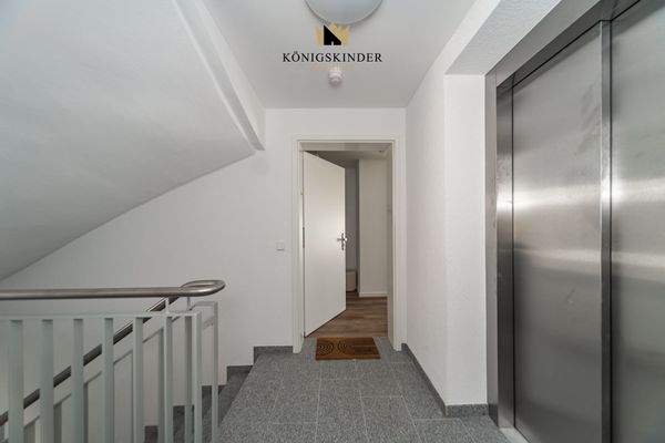 Treppenhaus mit Aufzug 