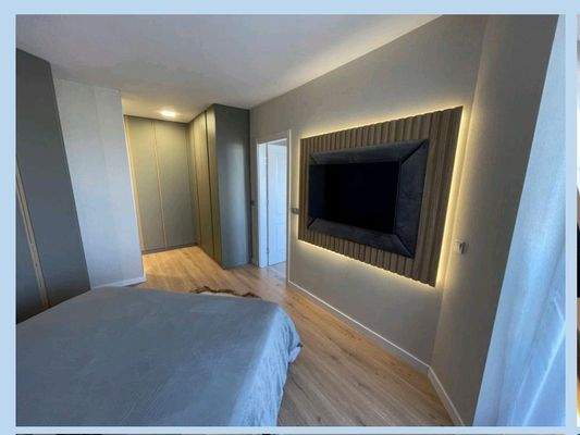 Schlafzimmer mit Garderobe und Bad