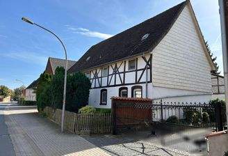 Blick von der Straße aufs Haus