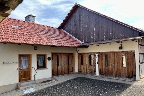 Nebengelass mit Garage und Scheune