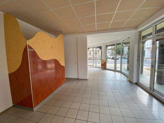 weiterführender Verkaufsraum.jpg