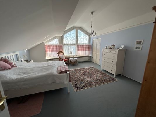 Lichtdurchflutetes (Morgensonne) Schlafzimmer OG