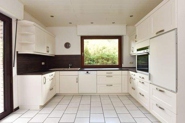 geräumige Küche mit Einbauküche und Terrassenzugang