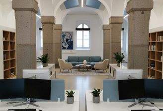 Säulenhalle KI Bürobeispiel