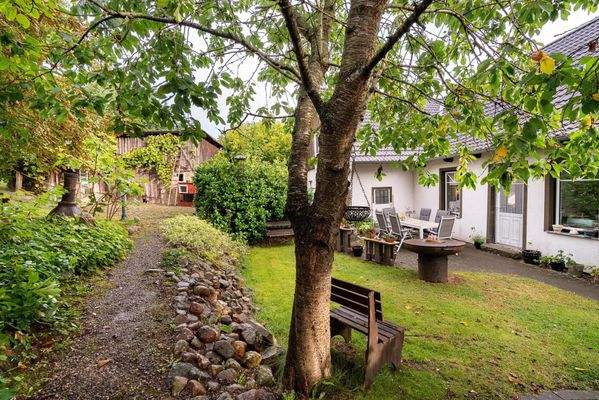 Terrasse + Nebengebäude