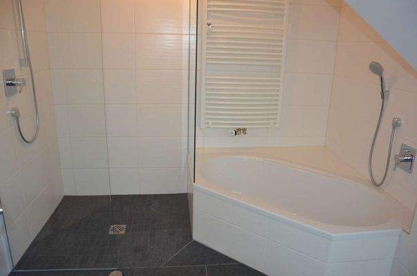 Dusche und Wanne