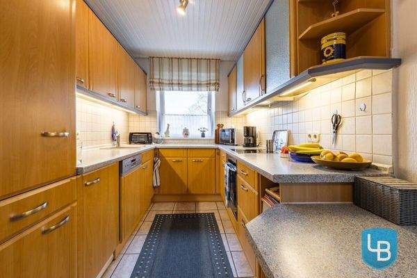 Zeitlose Küche mit Elektrogeräten