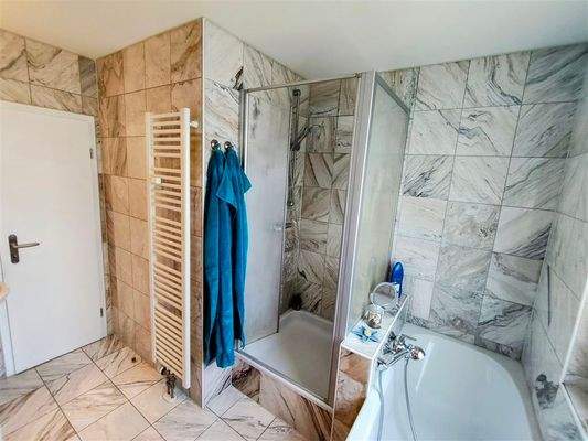 ....Badewanne und Handtuchwärmer...