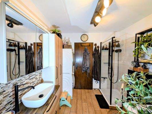 ...mit moderner Dusche und Badewanne