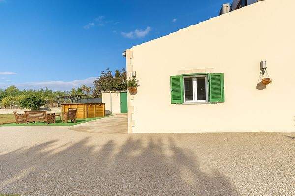 Die Seitenansicht und der Pool