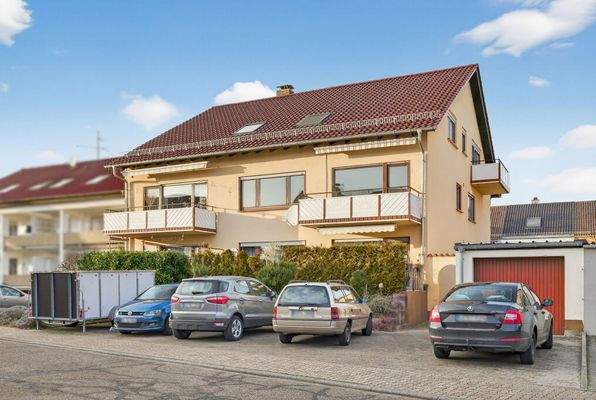 Hausansicht, Parkplätze, Garage