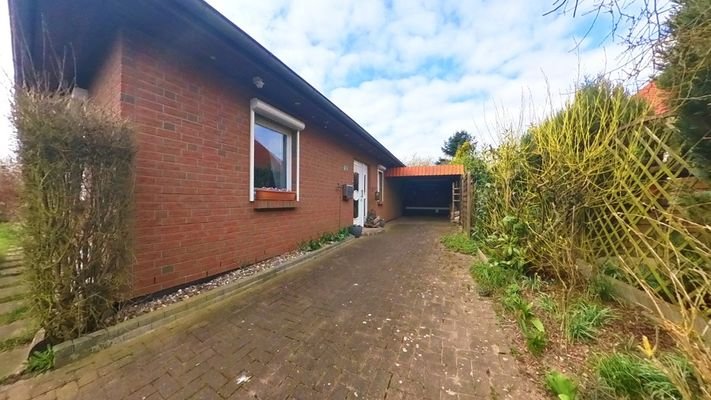 Zufahrt, Eingang und Carport