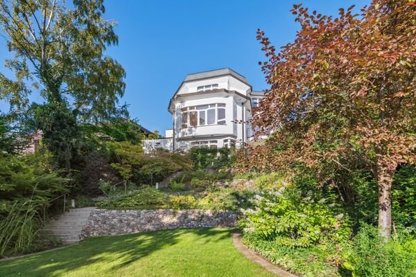 Gartenbereich mit Orangerie