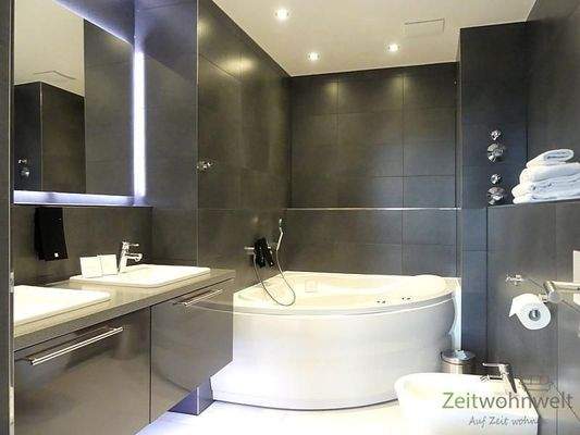 linkes Bad mit Whirlpool