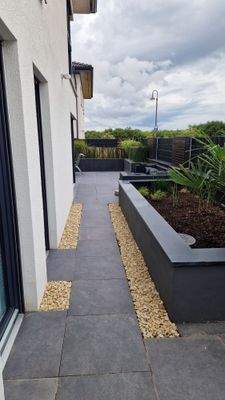 Hochbeet Vorgarten.jpg