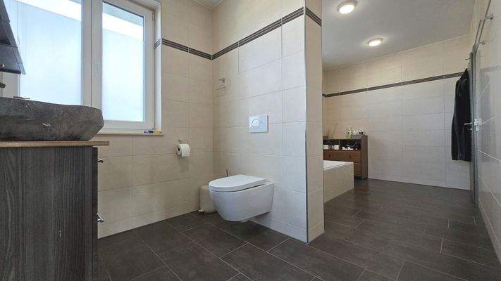 Großes Badezimmer