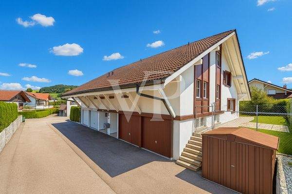 Hausvorderseite mit Eingang und Garageneinfahrt