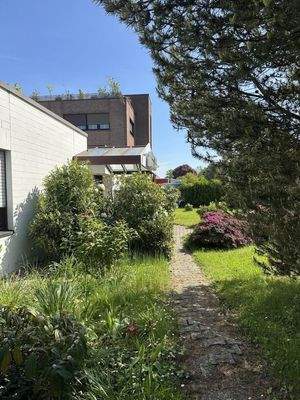 Seitlicher Zuweg zum Haupteingang