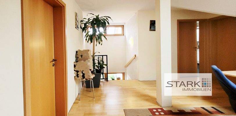 OG Flur mit Treppe.jpg