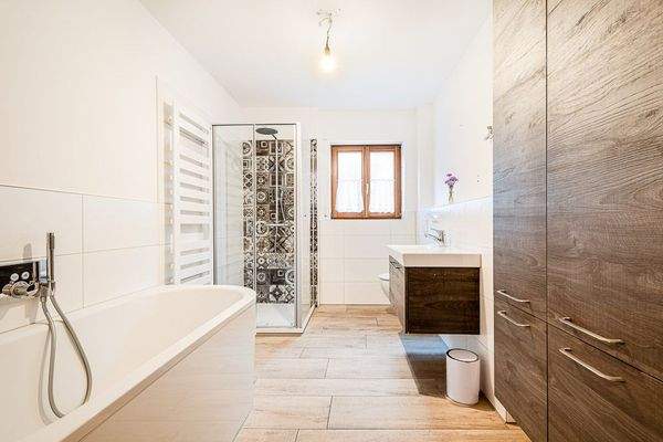 modernes Bad mit Fenster