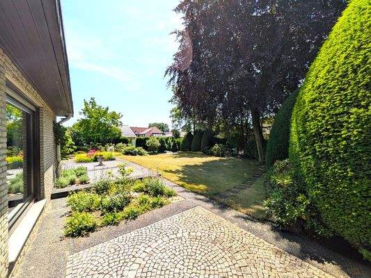 Die erwürdige Blutbuche hält einen einen lauschigen Schattenplatz für Sie bereit. Im hinteren Bereich bietet eine zusätzliche, hölzerne Terrasse Gelegenheit die Sonne zu genießen.