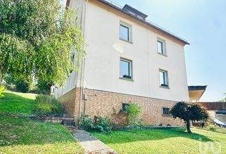 Straßenansicht der Hausfassade