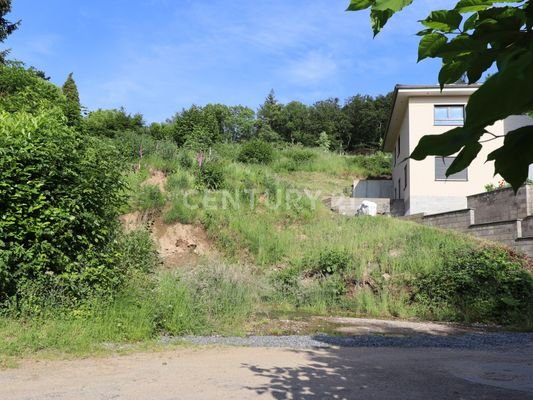 Grundstück mit Nachbarhaus