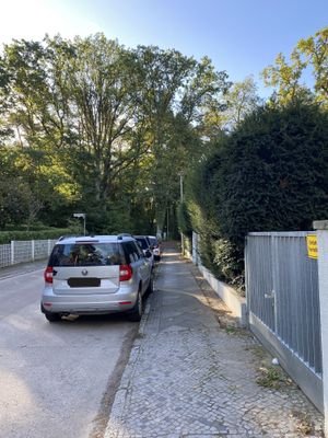 Straßenansicht links