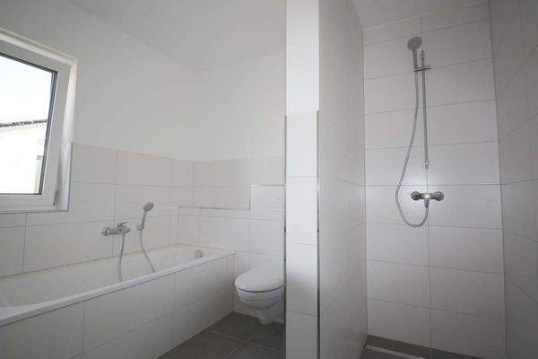 Moderne Badewanne u. Dusche