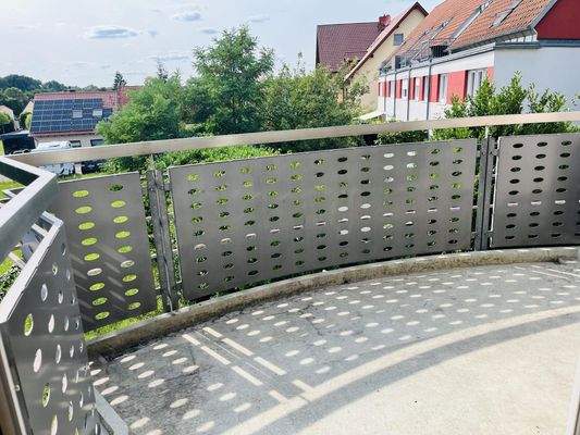 sonnig gelegener Balkon mit Ausblick