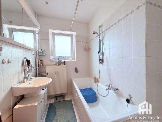 Badezimmer, 1.OG, Bild 1