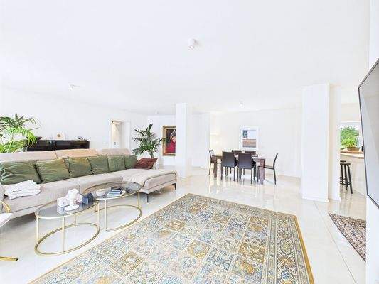 Heller Wohn- und Essbereich