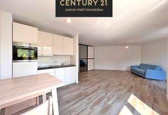 Großzügiger Wohnbereich mit Zugang zur Loggia