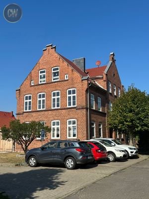 Haus_seitlich_mit_Parkplätzen