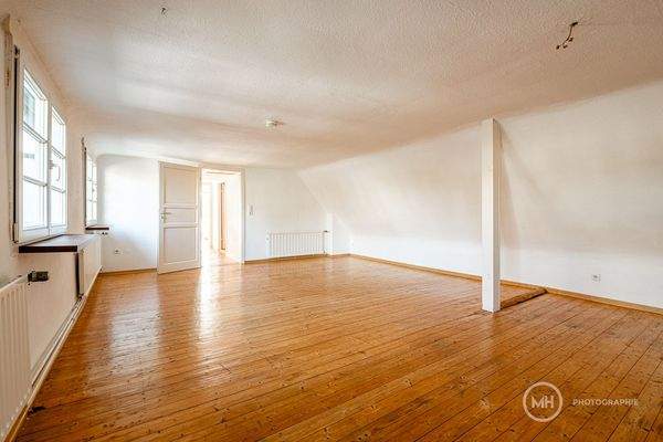 gemütlicher Wohnraum oder großzügiges Schlafzimmer mit Ankleide