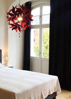 Zimmer mit hohen Flügeltüren