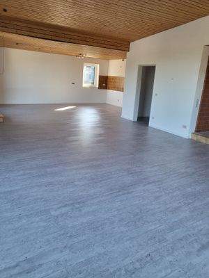 Blick vom Wohnzimmer zur offenen Küche