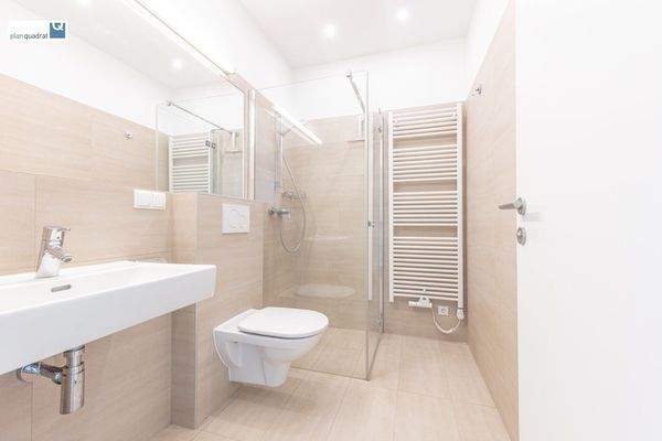 Bad (ca. 4,00 m²) mit Waschbecken, Dusche und Toilette