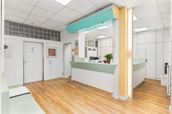 Empfangsbereich der Praxis im 1. Obergeschoss.