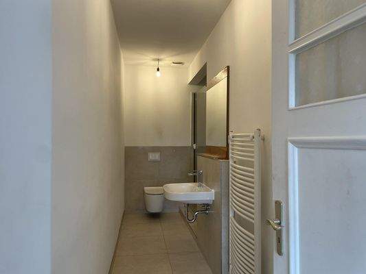 Badbereich mit Dusche DG