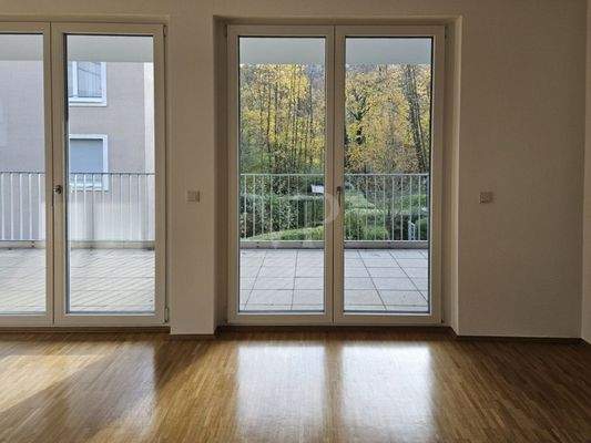 Wohnzimmer mit Balkonzugang