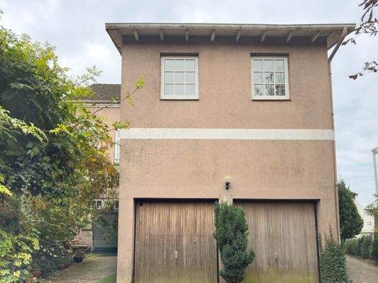 Rückseite mit Doppelgarage 