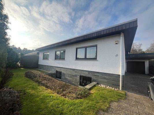 Außenansicht mit Garagenzufahrt.jpg