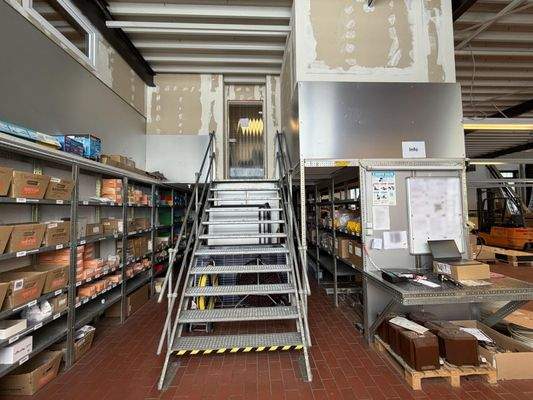 Schwerlastregale und Zugang Zwischenetage