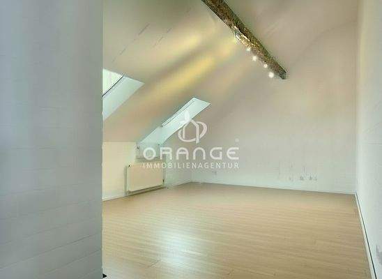 KI (Wohnzimmer ohne Möbel)