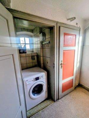 kleiner Raum im Hausflur für die Waschmaschine/Trockner