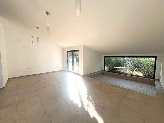 Lichtdurchfluteter Wohnbereich mit Zugang in den Garten