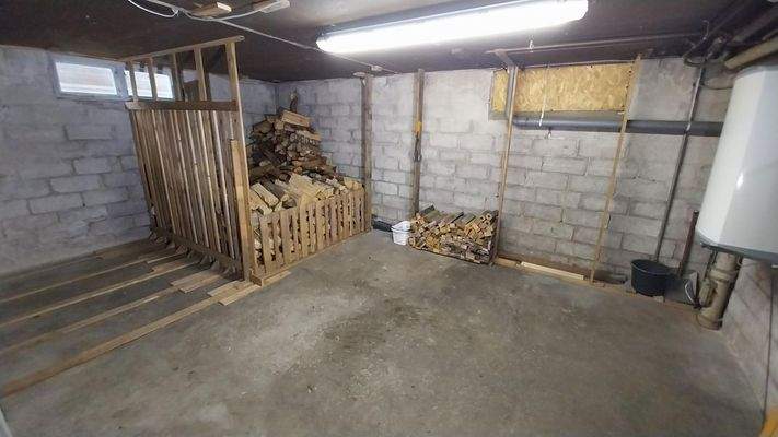 Kellerraum m. Holzlager