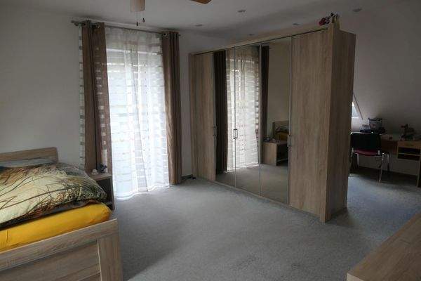 Schlafzimmer mit Schrank 1 OG